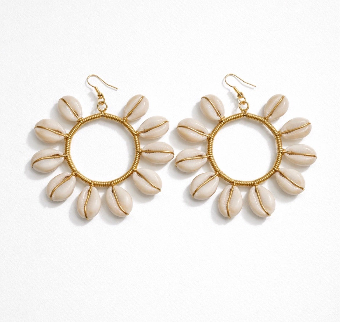 Dangle earrings (cowries)